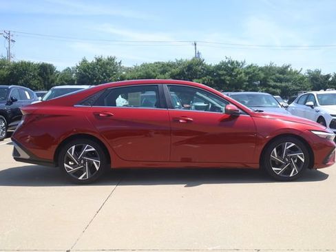 Used 2025 Hyundai Elantra SEL FWD image 4