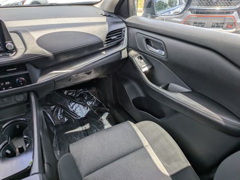 Used 2024 Nissan Rogue SV FWD image 17