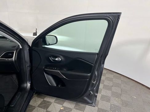 Certified 2019 Jeep Cherokee Limited w/ Trailer Tow Group AWD/4WD image 30