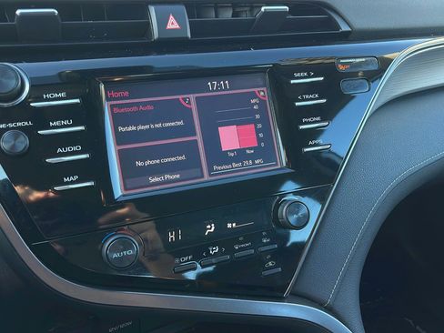 Used 2020 Toyota Camry SE image 15