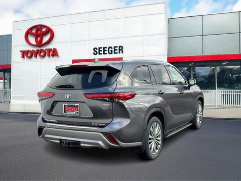 Used 2022 Toyota Highlander Platinum image 3