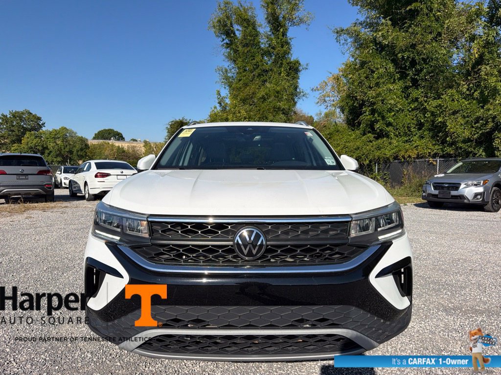 Used 2024 Volkswagen Taos SE w/ Panoramic Sunroof Package FWD image 8