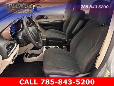 Used 2022 Chrysler Voyager LX image 16
