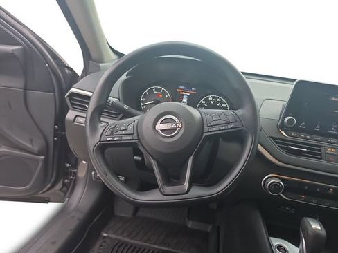 Used 2025 Nissan Altima 2.5 S FWD image 14