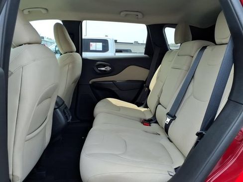 Used 2016 Jeep Cherokee Latitude w/ Cold Weather Group AWD/4WD image 9