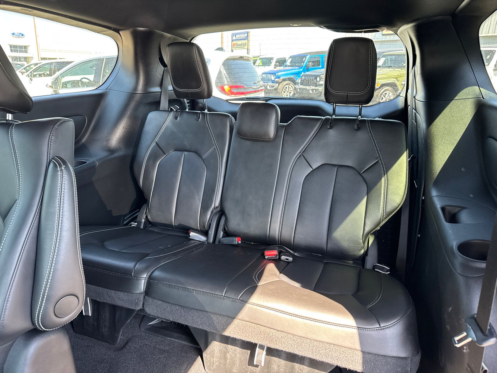 Used 2024 Chrysler Pacifica Limited FWD image 6