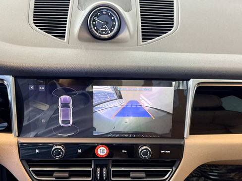 Certified 2025 Porsche Macan image 18