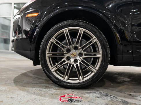 Used 2017 Porsche Cayenne Platinum Edition w/ Premium Package (PJV) image 9