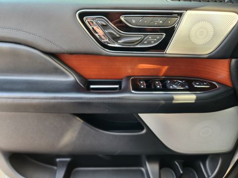 Used 2020 Lincoln Navigator L Reserve w/ Luxury Package RWD image 19