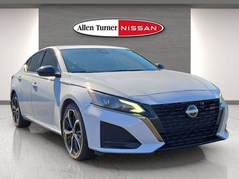 Used 2023 Nissan Altima 2.5 SR w/ SR Premium Package image 2