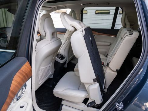 Used 2021 Volvo XC90 T6 Momentum w/ Climate Package image 30