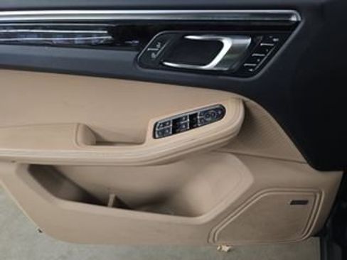 Used 2023 Porsche Macan image 3