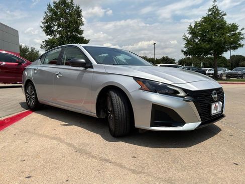 Used 2025 Nissan Altima 2.5 SV FWD image 4