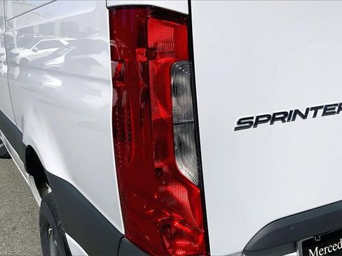 Used 2024 Mercedes-Benz Sprinter 2500 image 22