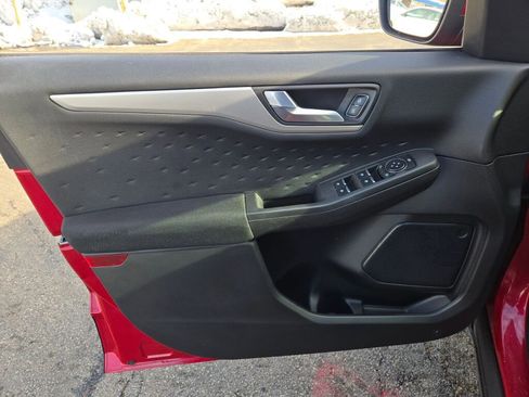 Used 2020 Ford Escape SE image 18