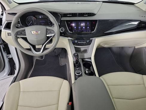 Used 2025 Cadillac XT6 Premium Luxury FWD image 16