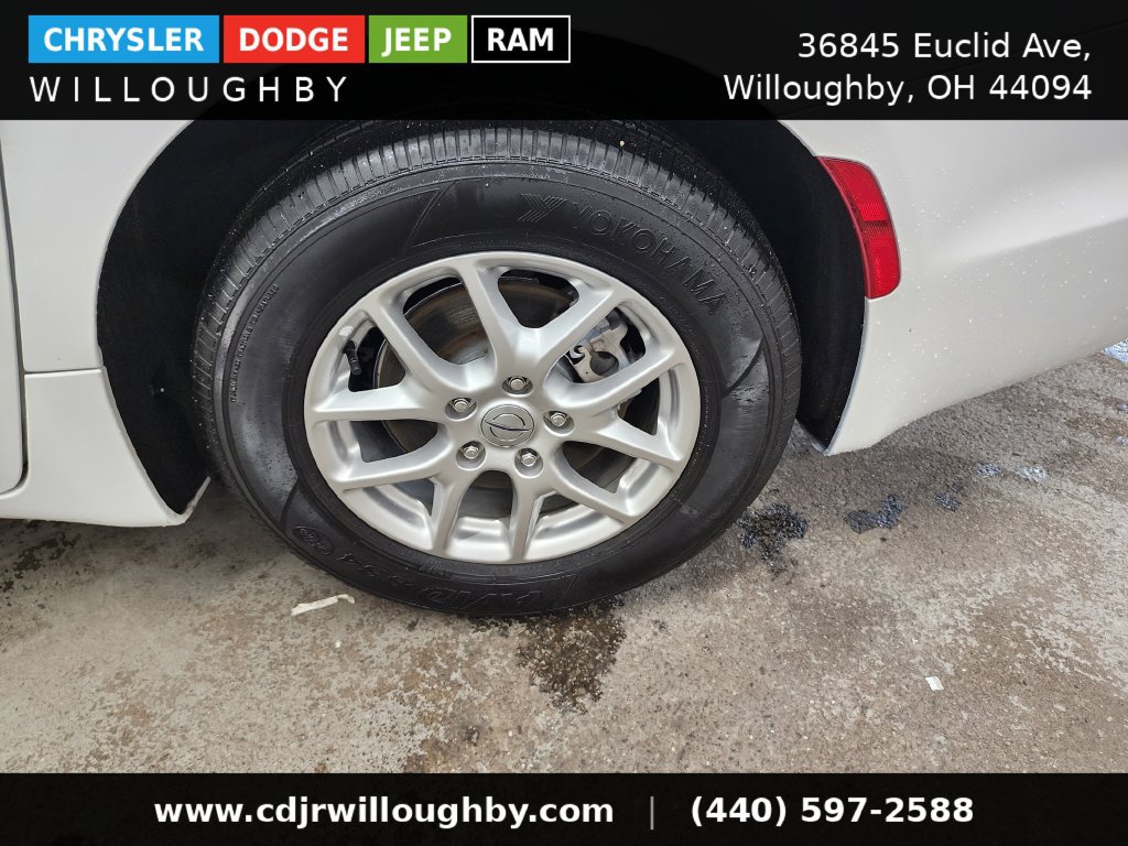 Used 2024 Chrysler Pacifica Touring-L FWD image 40