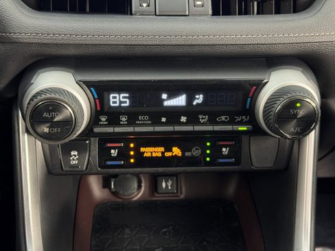 Used 2019 Toyota RAV4 Limited image 28