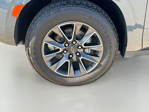 Used 2021 Chevrolet Suburban Z71 w/ Z71 Off-Road Package AWD/4WD image 23