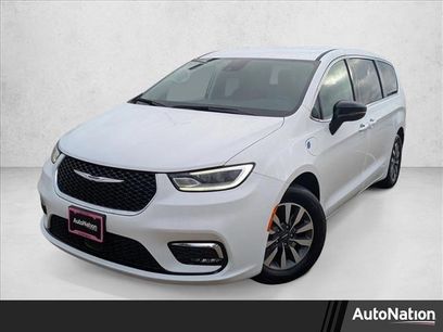 Used 2024 Chrysler Pacifica Select