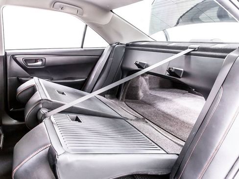 Used 2015 Toyota Camry SE FWD image 36
