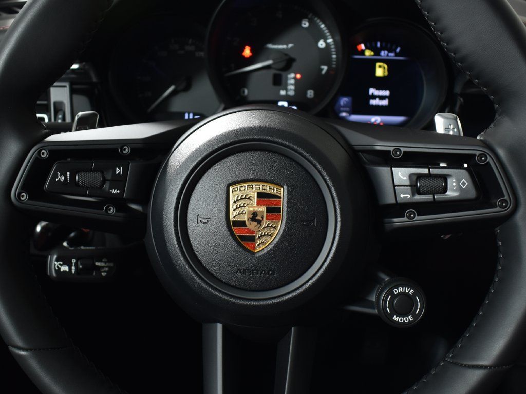 Used 2026 Porsche Macan AWD/4WD image 19
