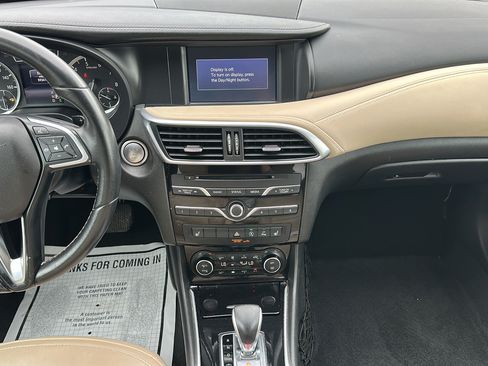 Used 2018 INFINITI QX30 Premium w/ Navigation Package FWD image 12