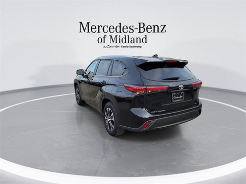 Used 2023 Toyota Highlander XLE image 6