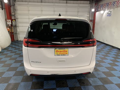 Used 2024 Chrysler Pacifica Touring-L image 4