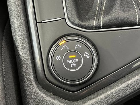 Used 2024 Volkswagen Tiguan SE image 11