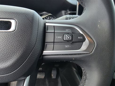 Used 2024 Jeep Compass Latitude image 23