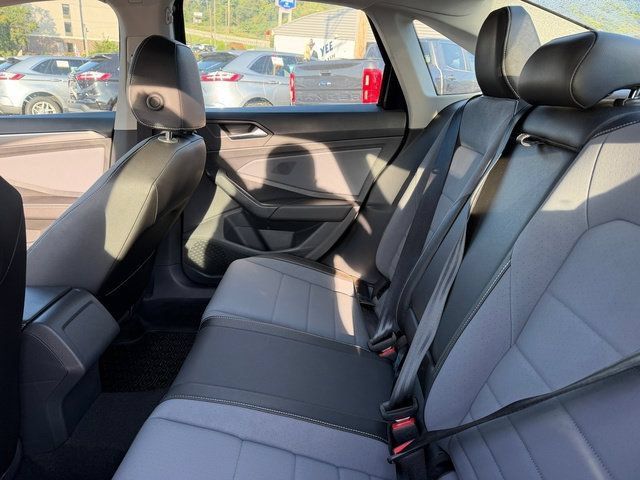 Used 2025 Volkswagen Jetta SE FWD image 12