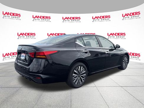 Used 2024 Nissan Altima 2.5 SV FWD image 3
