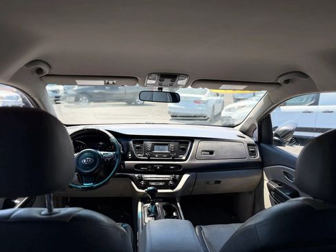 Used 2017 Kia Sedona LX w/ LX Essentials Premium Package FWD image 39