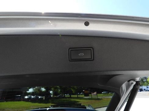 Used 2022 Volkswagen Tiguan SE R-Line image 41