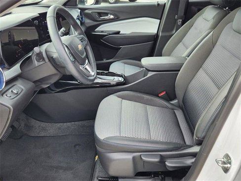 Certified 2025 Chevrolet Trax LT w/ Driver Confidence Package image 9