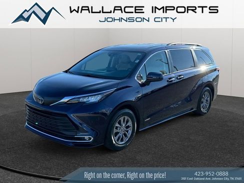 Used 2021 Toyota Sienna XLE w/ XLE Plus Package image 2