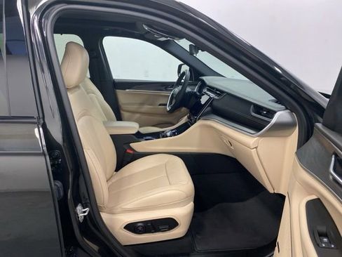 Used 2024 Jeep Grand Cherokee Limited w/ Luxury Tech Group II AWD/4WD image 8