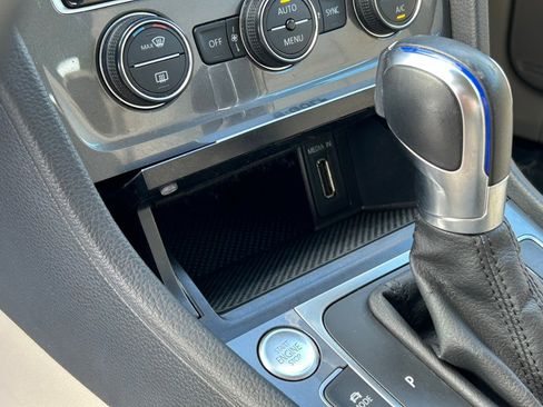 Used 2015 Volkswagen e-Golf SEL Premium image 30