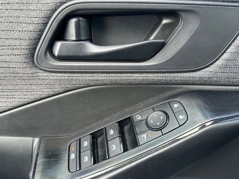 Used 2023 Nissan Rogue S image 13