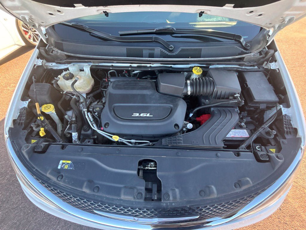 Used 2018 Chrysler Pacifica Limited FWD image 38