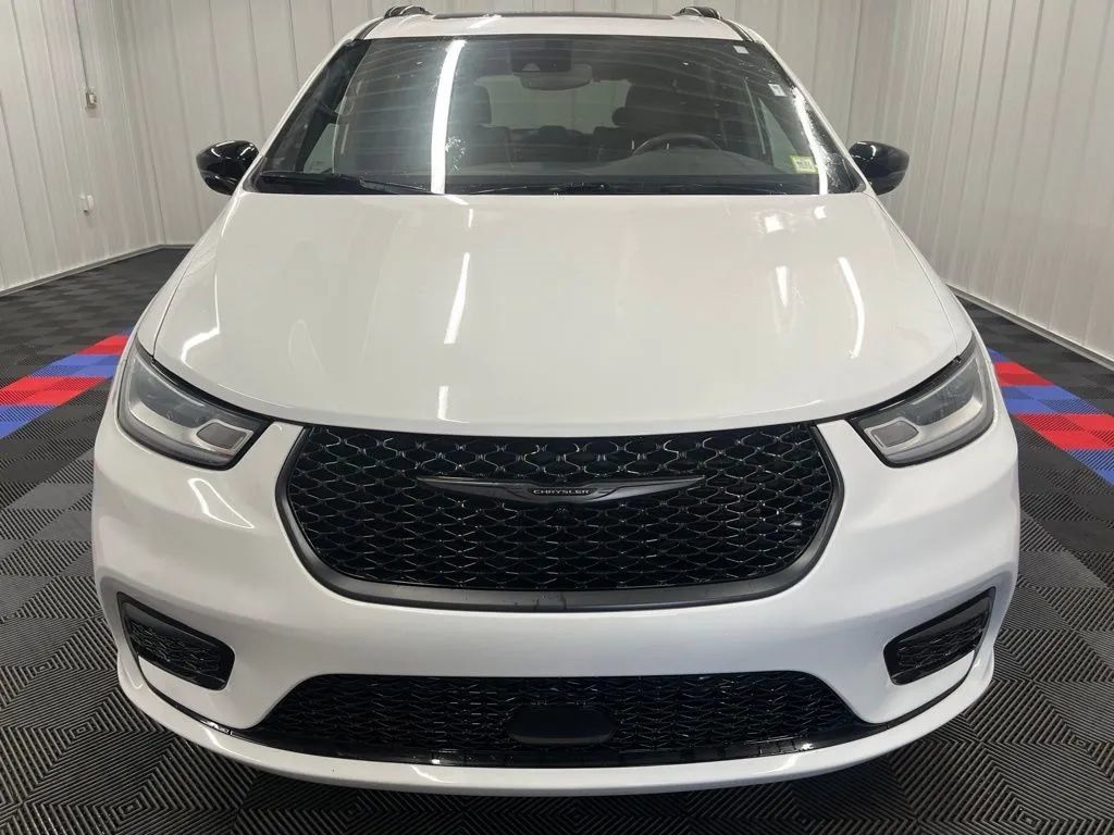 Used 2025 Chrysler Pacifica Limited FWD image 8