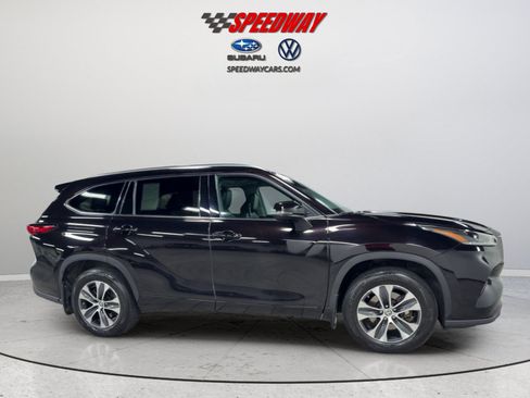 Used 2021 Toyota Highlander XLE AWD/4WD image 3