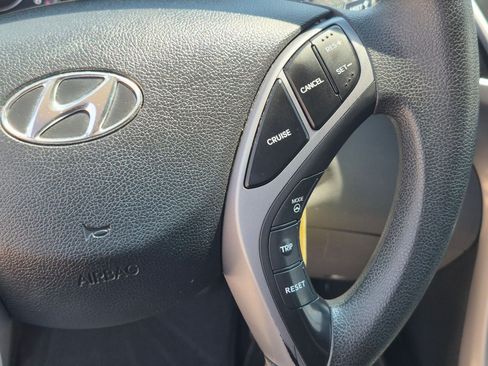 Used 2015 Hyundai Elantra SE FWD image 18