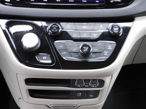 Used 2022 Chrysler Pacifica Touring-L image 15