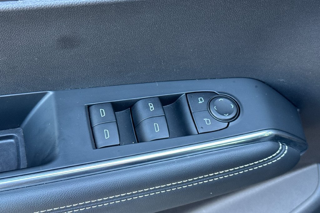 Used 2025 GMC Acadia Elevation FWD image 15