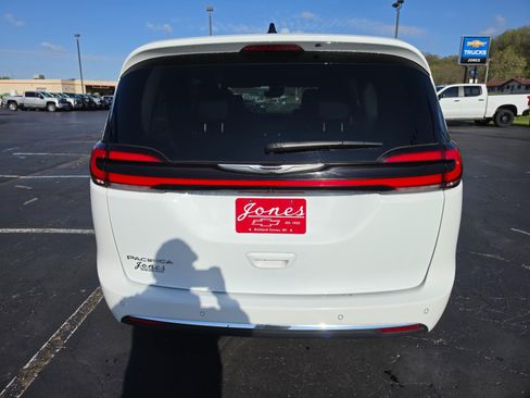 Used 2024 Chrysler Pacifica Touring-L FWD image 4