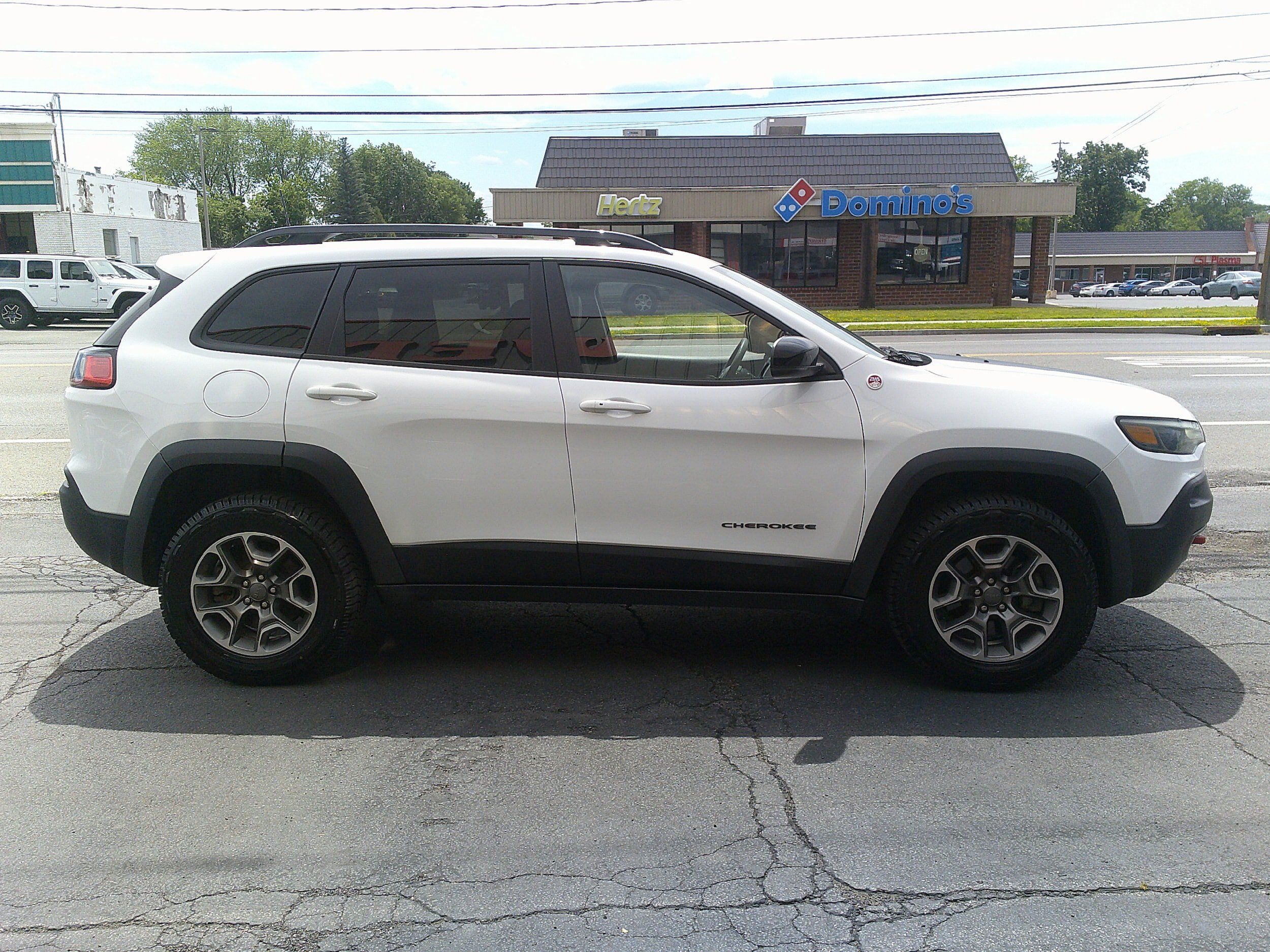 Used 2022 Jeep Cherokee Trailhawk w/ Comfort/Convenience Group AWD/4WD image 6