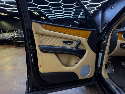 Used 2017 Bentley Bentayga image 10