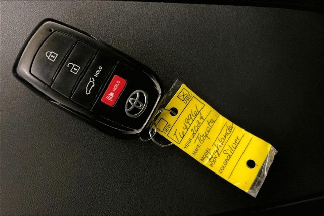 Certified 2024 Toyota Highlander XLE AWD/4WD image 12